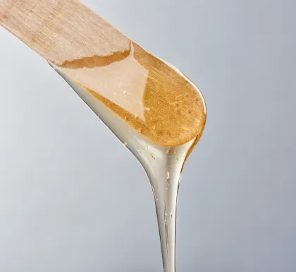 Brasiliansk voksing eller intimvoks innebærer fjerning av alle hår.